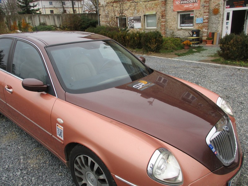 limuzína Lancia Thesis zlatá bicolore